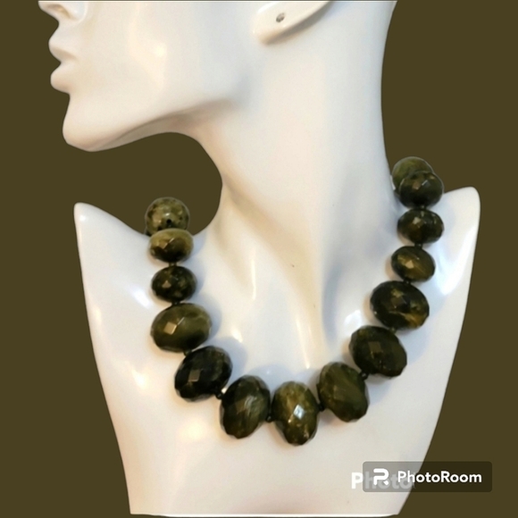 VTG OLIVE Green Chunky Acrylic Faceted Beaded Necklace - Picture 1 of 6